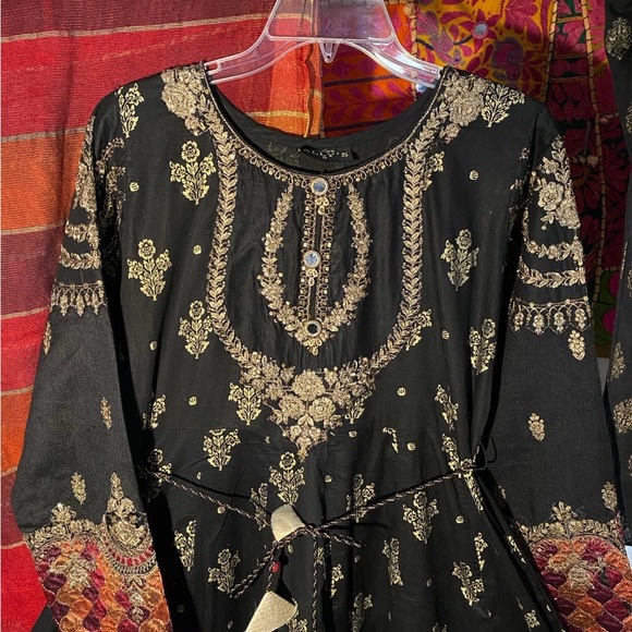 Beautiful dress - Picture 2 of 3